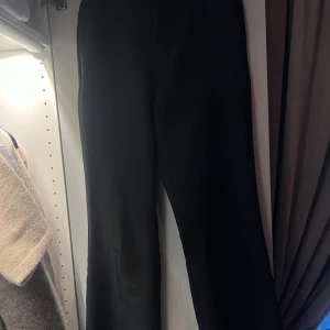 Kostymbyxor - Svarta kostymbyxor från Bikbok. För små för mig. 