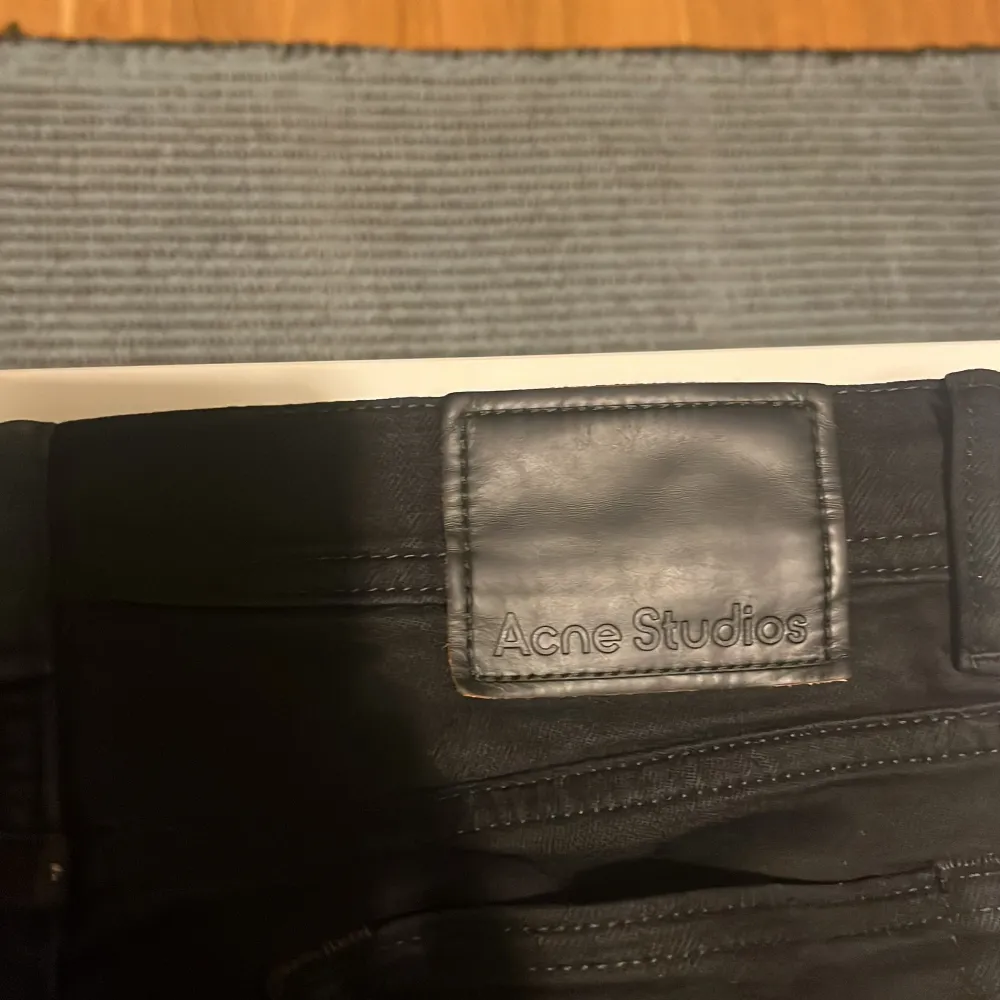 Säljer dessa Acne Studio jeans, W31 L32, 8/10 skick, nypris ~ 2500kr - 3000kr, mitt pris: 629kr. Jeans & Byxor.