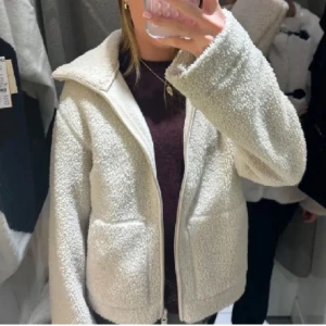 Teddy jacka - Lånade bilder men säljer likadan,  jättefin🩷 Säljer direkt för 500kr