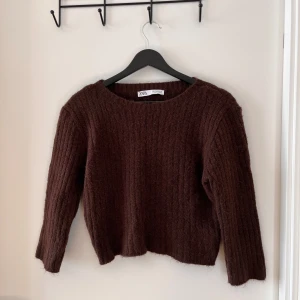 Zara topp - Stickad topp från ZARA. Höstig croppad topp med trekvartslånga armar. Skönt Material som ej sticks. Inga defekter.