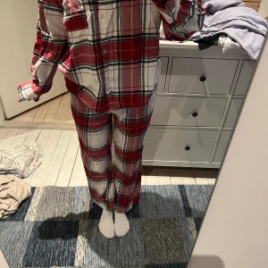 Randing pyjamassett - Randig pyjamas sett från hm, super gulligt och bra skick skriv vid frågor💕