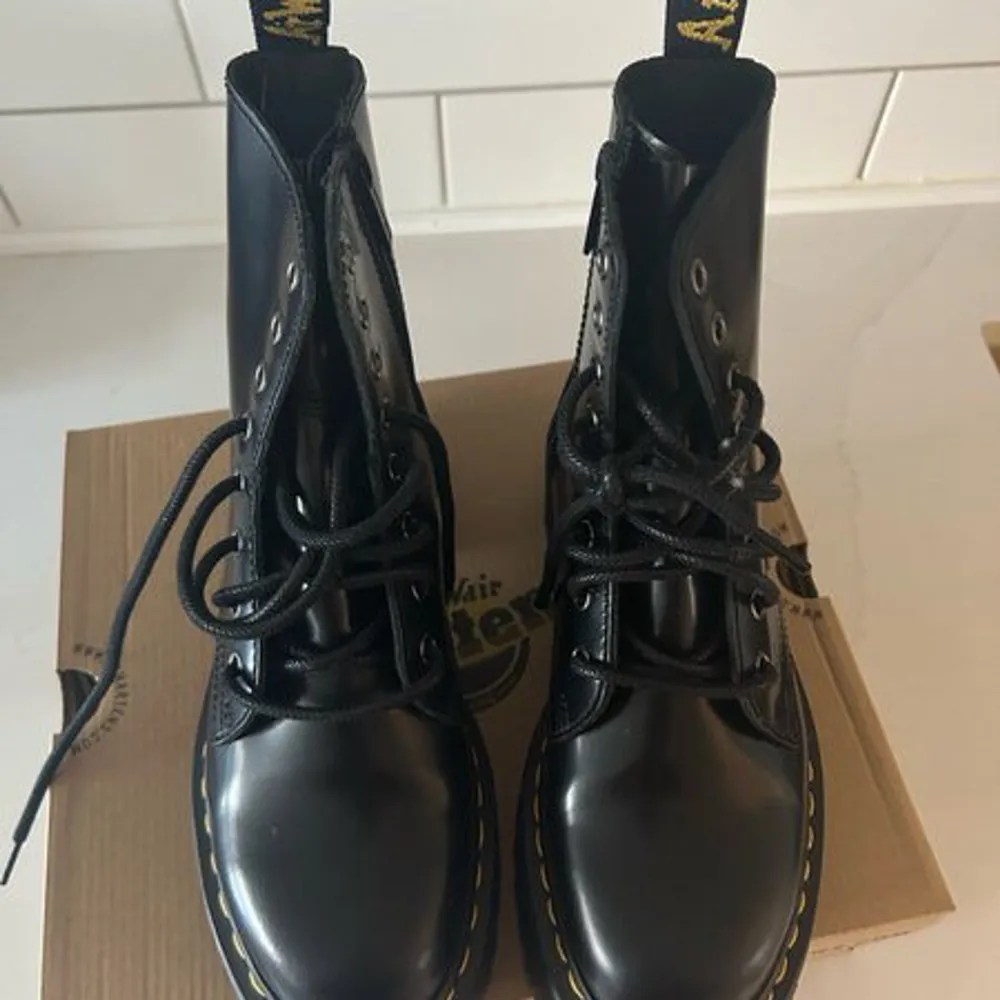 Dr. Martens Jadon stövlar i svart läder med en chunky sula. Stövlarna har en dragkedja på insidan för enkel på- och avtagning. De är i gott skick och har bara använts ett fåtal gånger. Betalning Konto.. Skor.