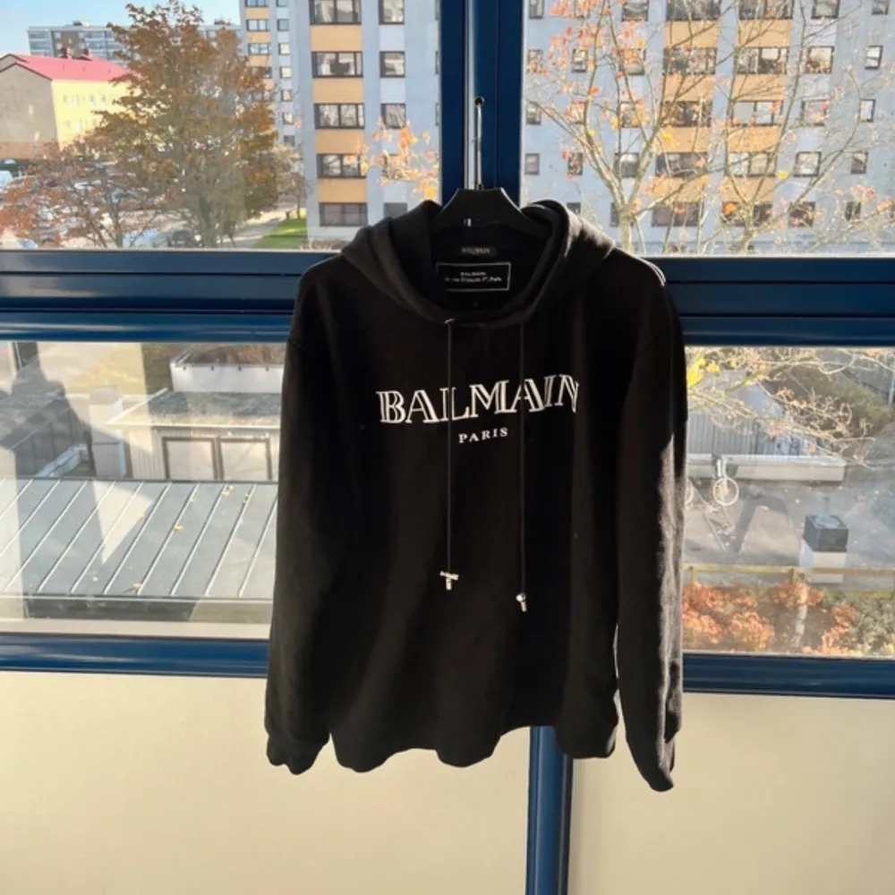 Säljer en balmain hoodie i storlek S/M. Mycket bra skick som ni ser på bilderna.. Hoodies.