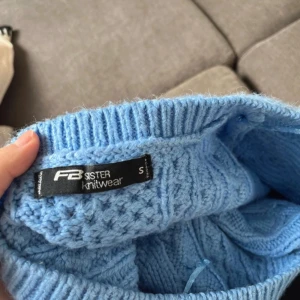 En blå stickad tröja! - Använt den några gånger, väldigt bekväm och är i god skick.