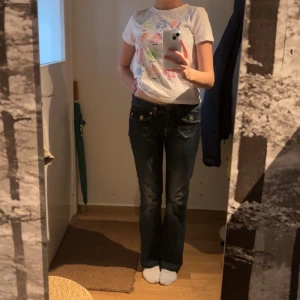 Jeans - Riktigt snygga jeans köpta på karlaloppisen! Mycket nöjd över dessa dock tvungen jag sälja😩 Jag är 171 cm lång!