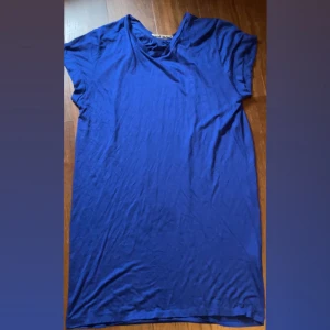 Marinblå klänning  - Blå klänning från acne, storleken står tyvärr inte på plagget men skulle säga S-M ungefär beronde på hur man vill den ska sitta, tyget är stretchigt 