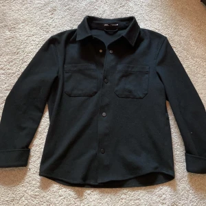 Zara overshirt  - Väldigt eftertraktad overshirt från zara. Väldigt bra skick. Endast använd några gånger. Riktigt snyggt och skönt material. 