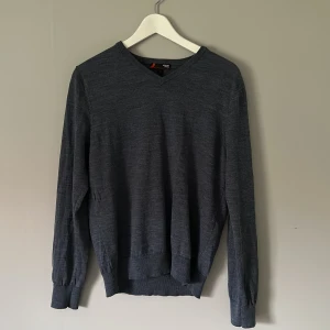 Merinoull V neck  - Säljer denna feta Merinoull V necken från dressman. Inga skavanker och den är inte nopprig. Skick 9/10. Riktigt varm nu till hösten. Nypris 699kr. Mitt pris 399kr