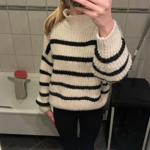 Stickad randig tröja - Långärmad tjockt stickad tröja, hög i halsen, kliar inte