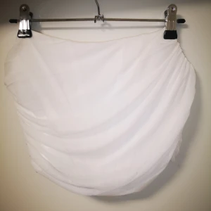 Korsett top tubtopp crop top  - Använd en gång. Finns en liten fläck som synd på bild 3.
