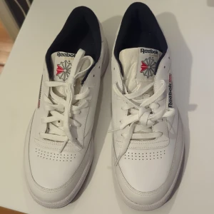 Reebok Classic club - Helt oanvända Reebok sneakers, storlek 46 EUR. White/navy, skinn och textil. Blå sula. 