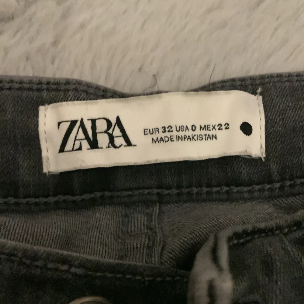 Säljer ett par zara jeans boot tyvärr passar som inte mig men de är i väldigt bra skick o väldigt snygga💕 Skriv om du har frågor eller fler bilder🥰. Jeans & Byxor.