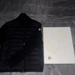 En moncler cardigan Storlek S  Äkta kvitto o box finns  Jättebra skick 