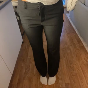 Kostymbyxor  - Säljer dessa kostymbyxor från bik bok. Köpte i en för kort längd och har därav sprättat upp längst ned. Detta syns ej när man har byxorna på sig. Inga defekter annars! 🤭