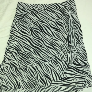 Kjol - Zebra mönster, vit, svart kjol.