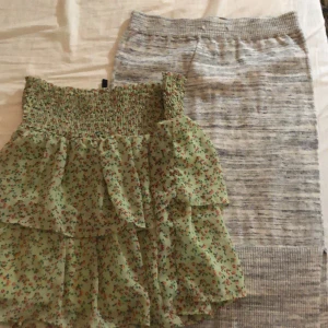 Kjol - En grå lång kjol och en grön kjol. Gråa kjolen har ett litet hål, men annars är den som ny!! Gröna kjolen är M(Medium) gråa är XS. 60kr för båda