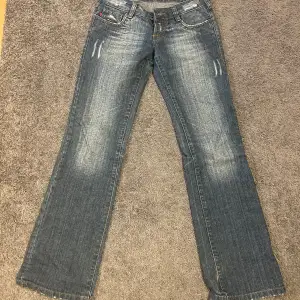 Vintage tommy hilfiger jeans med låg midja, så fina 💕vart favoriter men kommer inte till användning längre, skriv privat för bilder på 🤗