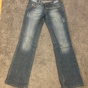 Low Rise vintage jeans - Vintage tommy hilfiger jeans med låg midja, så fina 💕vart favoriter men kommer inte till användning längre, skriv privat för bilder på 🤗