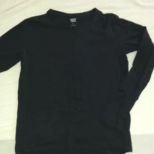 Svart tröja - Vanlig svart tröja från Lager 157.