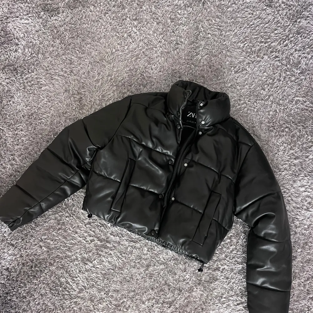 Zara puffer jacka använd 2 gånger säljer för 200kr köpt för 499kr Säljer för det inte är min stil ,den är som ny. Jackor.