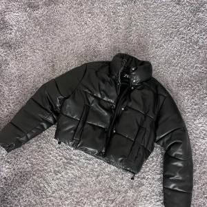 Zara puffer jacket - Zara puffer jacka använd 2 gånger säljer för 200kr köpt för 499kr Säljer för det inte är min stil ,den är som ny