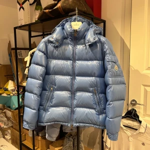 Moncler Maya - Moncler maya i den sjukt ovanliga färgen sky Blue, bra skick och ny från kemtvätt, endast ett skrapsår baktill som inte syns på håll. Size 1 passar S/M, nypris 18.000kr mitt pris 7500 men tar emot rimliga bud! Massa refs finns från nöjda kunder 🙏