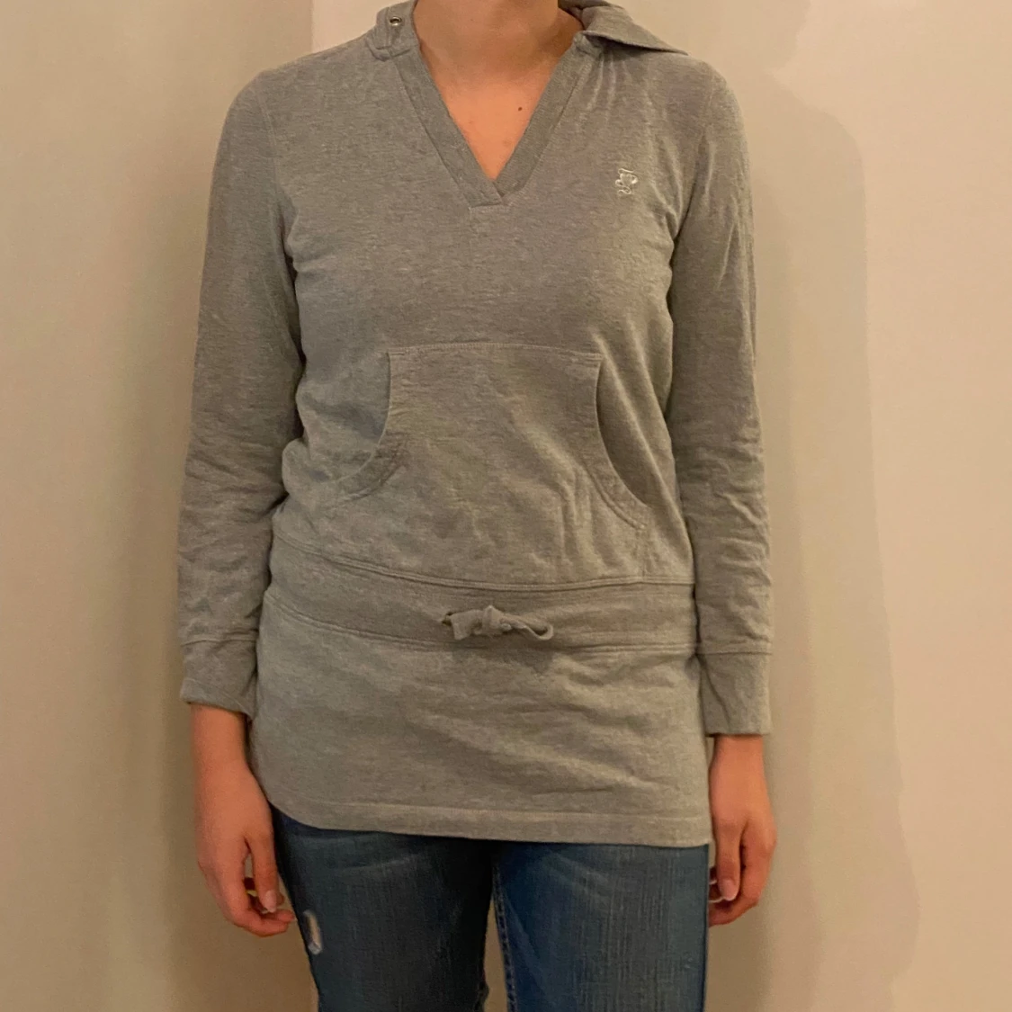 Grå hoodie med v-ringning