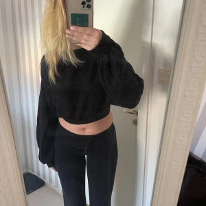 Svart stickad tröja - Säljer en svart stickad tröja som är perfekt för kyliga dagar. Den har en croppad passform och långa ärmar, vilket gör den både stilren och bekväm. Perfekt för höst och vinter!