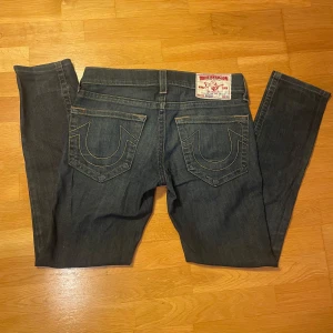 True Religion ROCCO  - Skinny True religion jeans med jävligt schysst färg och passform. Inga tecken på användning förekommer. Skriv för frågor eller fler bilder! 🙌🧲