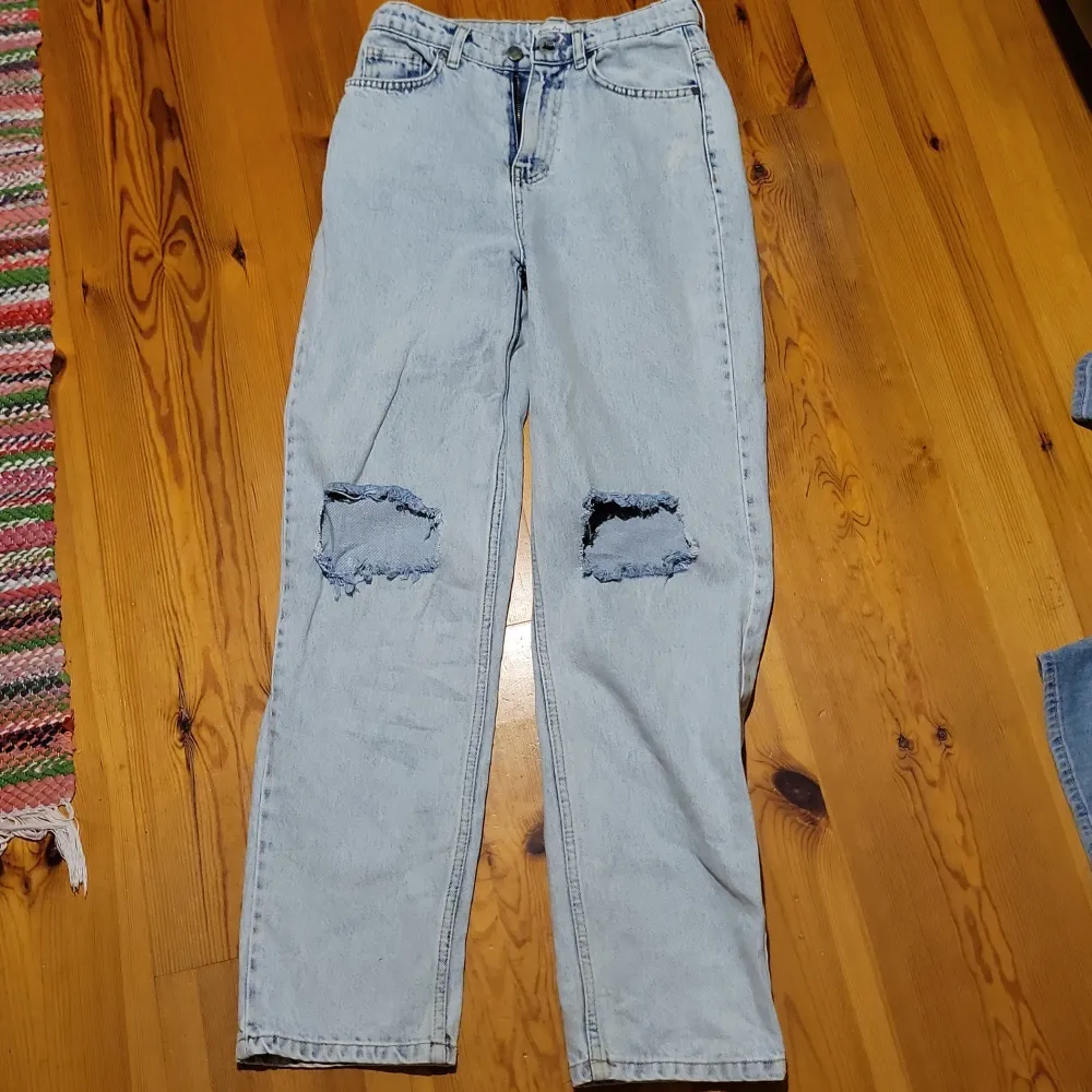 Baggy jeans från denim day storlek XS/S, 164 cm. Har aldrig använt och helt nya. Ljusblåa med hål i knäna. . Jeans & Byxor.