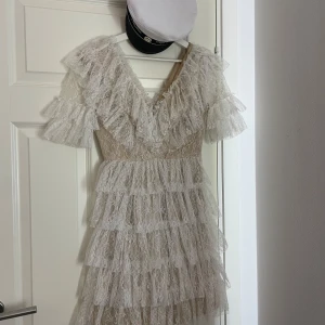 By malina klänning - Perfekt studentklänning!!! Jag har använt den 1 gång o det var på min student, men jag använde endast den på Fruckosten och på mitt utspring💖 den är som ny inga defekter alls!!! Ny pris 2800kr mitt pris 1900kr!!!!!💖💖💖💖💖