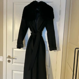 Kappa - nyskick - Svart kappa från Armine, köpt för 1299kr säljer för endast 499kr då jag har använt den ett fåtal gånger under 1 månad. Den har en superbra kvalite och är mycket efterfrågad.