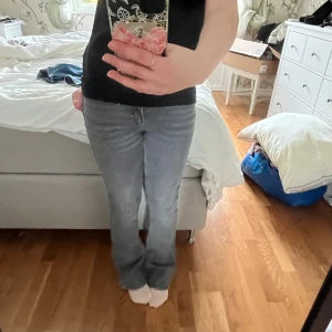 Gråa jeans från Gina Tricot.  - Gråa bootcut jeans från Gina Tricot. Använda få gånger. Storlek 164 från barn. 