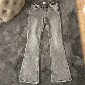 Jeans Lager 157 - Super fina gråa jeans ifrån Lager 157 i stl XS short length. Helt nya och oanvända, säljer då dom inte passar🩷