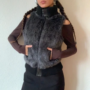 faux fur vest - Himla fin vintage fuskpälsväst i felfritt skick🩶 jag på bilden är strl 38/M
