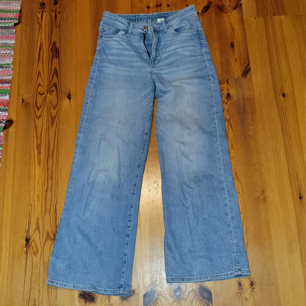 Storlek 34 typ XS/S. Ljusblåa och i jättebra skick. Inga hål eller slitenhet. . Jeans & Byxor.