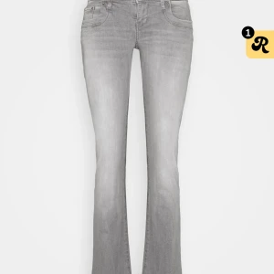 Ltb jeans  - Säljer dessa gråa ltb jeans då dem ej kommer till användning.  Dem är lågmidjade och bootcut.  Jeansen är i ett stretchigt material.  Dem är knappt använda och är i fint skick 💕