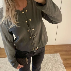 Grön kofta  - Super snygg grön kofta/tröja 💕💕en sömm har lossnat på vänster arm så intertyget sticker ut men går att fixa lätt och inget som syns💕