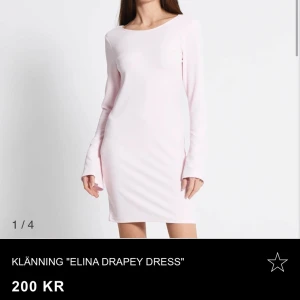 Ljusrosa klänning  - Säljer en superfin ljusrosa klänning,  Den är långärmad och har en snygg draperad rygg med knytning. Perfekt för vår och sommar! Klänningen är i nyskick och passar både till vardag och fest. 💖