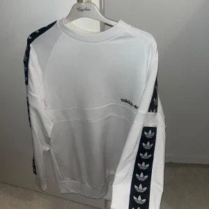 Adidas Sweatshirt  - Stilren adidas sweatshirt, knappt använd men suttit i garderoben några år. Storlek M men passar även L