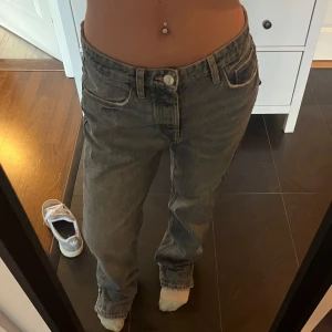 Mellanmidjade jeans - Säljer mina snygga mellanmidjade jeans från Zara! Storlek 38 och är tyvärr för långa för mig som är 164cm lång! Finns en liten slitning på ena bakfickan.