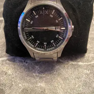 Klocka från Armani, Armani Exchange. Diametern är 4,6 cm,  armbandsbredden är 2.1 cm och omkretsen är 20 cm i storlek. Klockan är ca 3 år gammal. Skriv gärna prisförslag:)