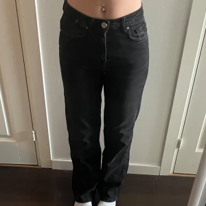 Raka jeans med stretch - Säljer mina älskade jeans från Madlady! Storlek 34 men passar mig som vanligtvis har 36-38. Perfekt längd på mig som är 164cm lång!