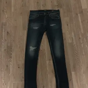 Mörkblåa replay jeans stl: 28/30 Bra skick nästan oanvända. Original pris 1500 kr 9 av 10. 