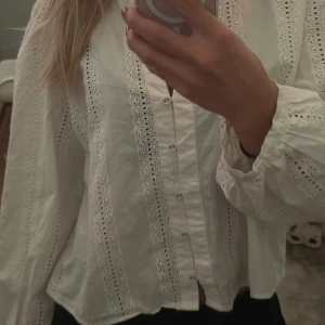 Vit blus - Super fin vit blus bara använd några gånger. 