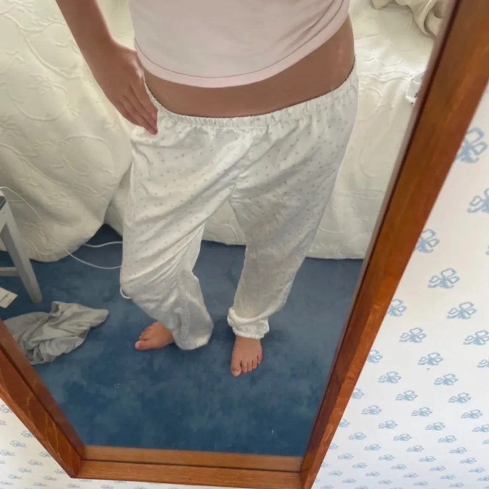 Super söta satin pyjamasbyxor!đsĂ€ljer pĂ„ grund av att de ej kommer till anvĂ€ndning lĂ€ngre. Köpta frĂ„n Kappahl för lĂ€nge sedan och Ă€r i storlek 170cm och jag Ă€r 170 ungefĂ€r och de Ă€r lite lĂ„nga pĂ„ migđbara att skriva för frĂ„gor!. Farkut & Housut.