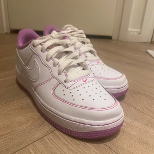 Nike airforce1 - Har använt dem typ 2-3 gånger så dem är felfria. Köptes för ca 1500kr