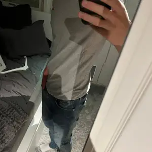 Hej, säljer en schysst Levis t- shirt. Storlek S i bra skick. Skriv till mig vid funderingar. Mvh Marius 😁