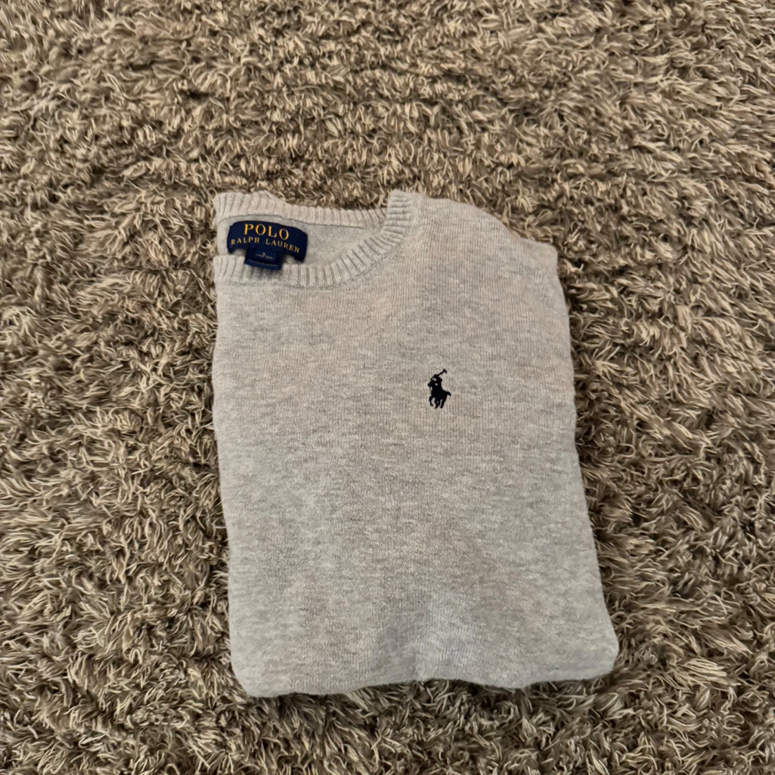 Hej jag ska sälja min Ralph lauren tröja mina föräldrar köpte den till mig när jag var liten och så glömde jag av den. Nu har jag växt ut den och så ska den säljas. - 93