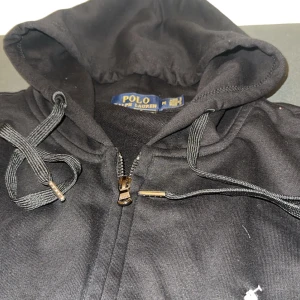 Ralph Lauren hoddie - Skön,varm och fin säljer för att den var tyvärr för liten för mig storlek M skriv vid intresse